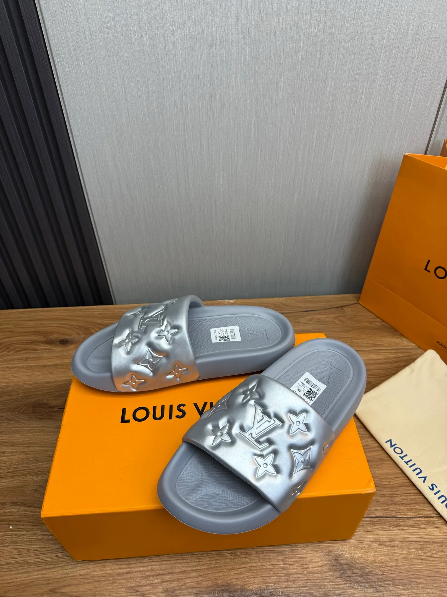 Men's shoes 💰280💰 ▪️LV's popular Little Red Book popular slippers hot sale: 1 shipment✅ Super textured and comfortable slippers, original TPU outsole. Authentic counter box drawer box packaging 🎁Size 38-45